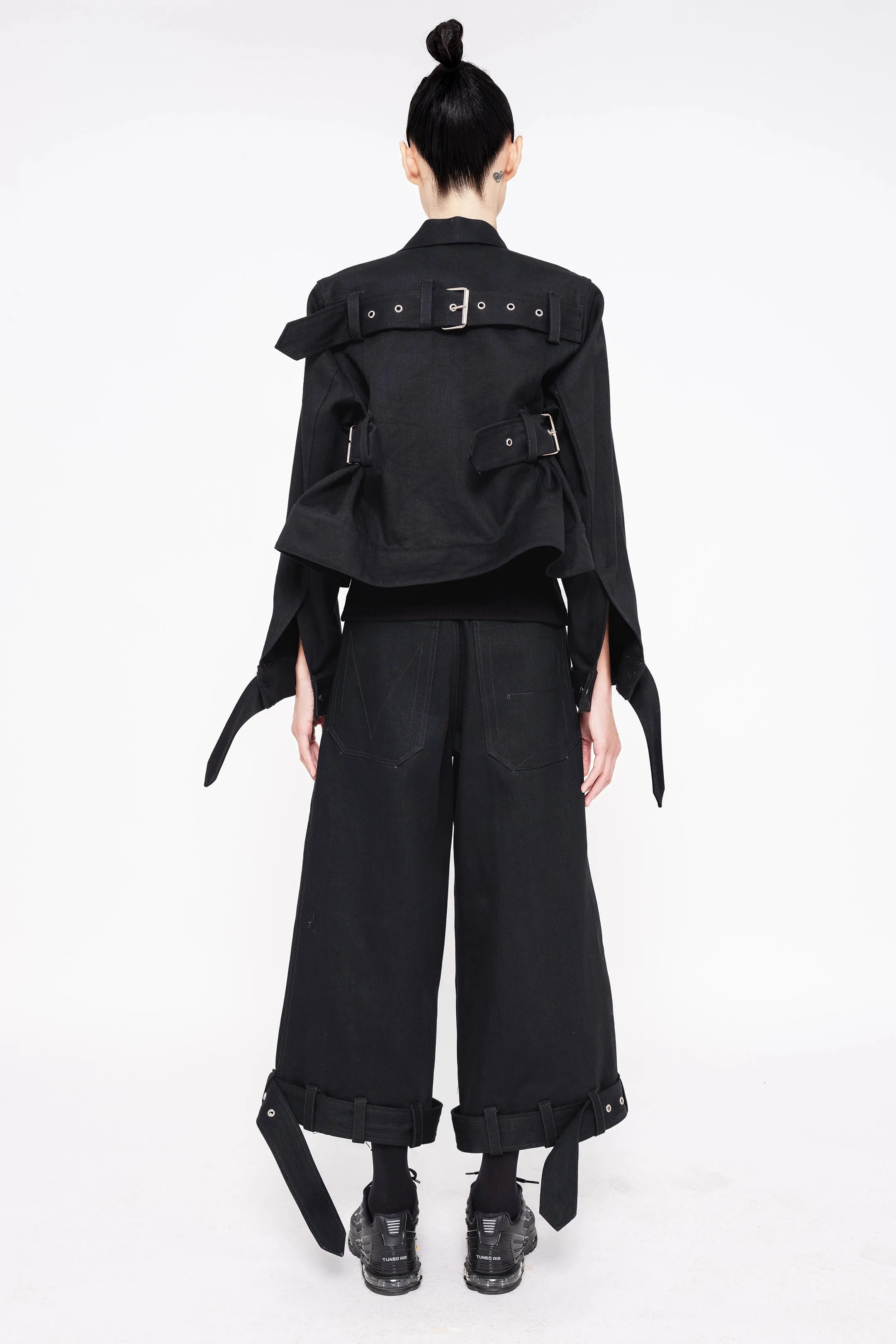BLACK CROPPED DENIM PANTS