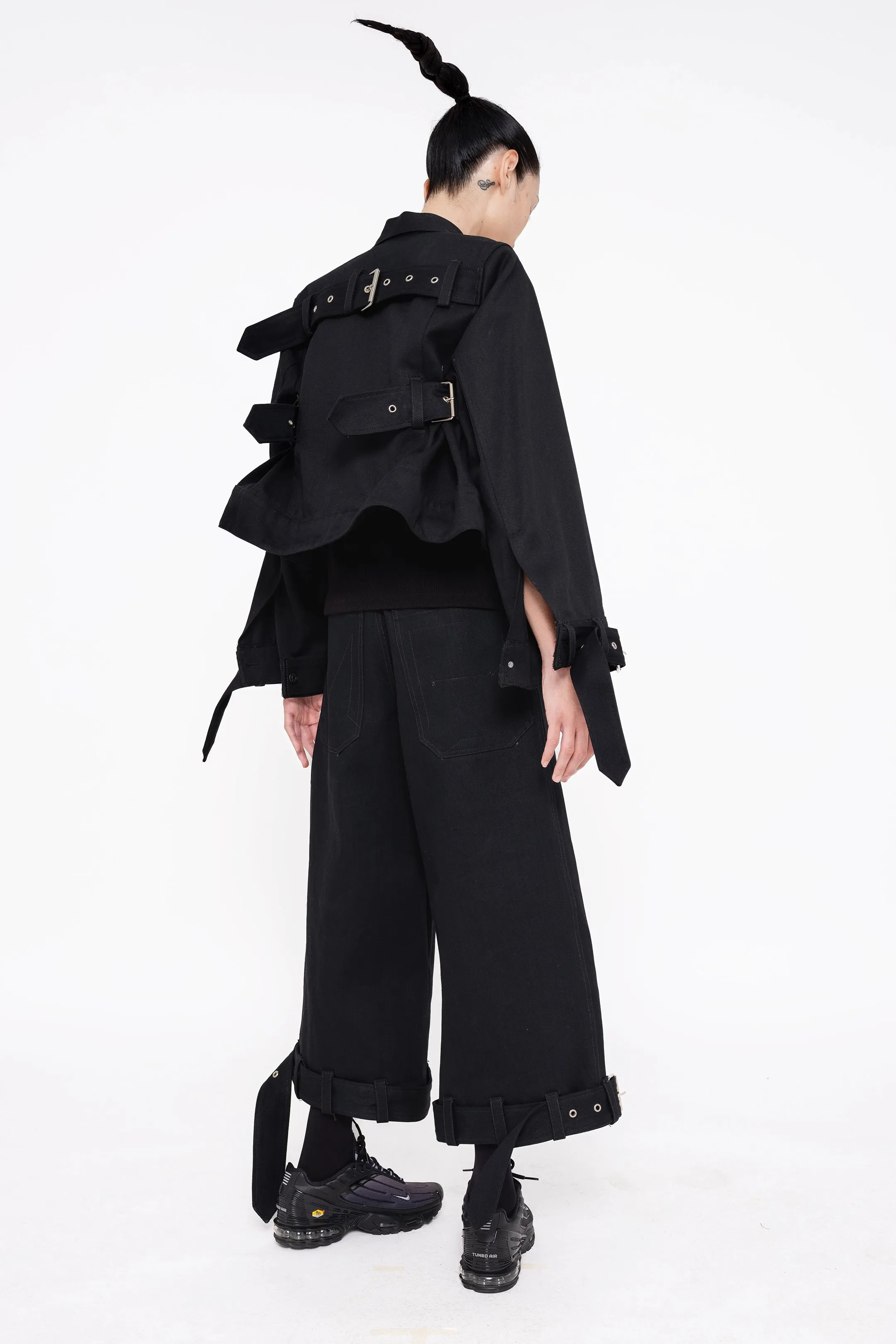 BLACK CROPPED DENIM PANTS