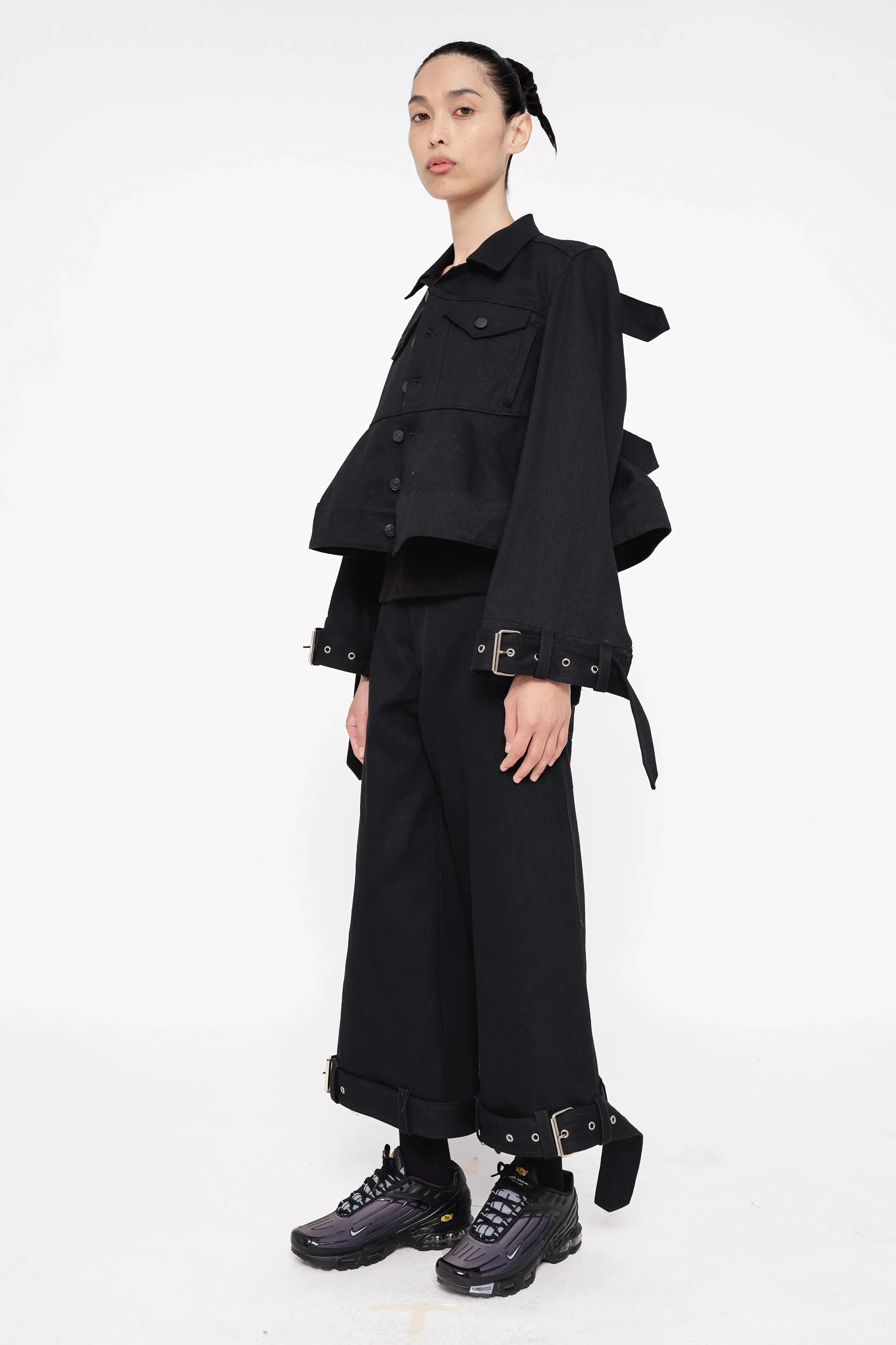 BLACK CROPPED DENIM PANTS