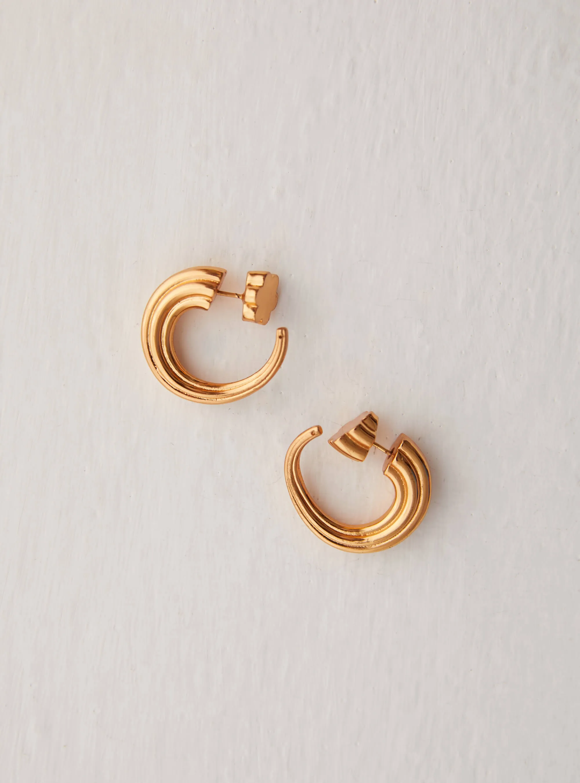 Outhouse   I   Oh Poppi Washington Street Tuscon Hoop Earrings Brass, Gold Accessories OHAW21SE041