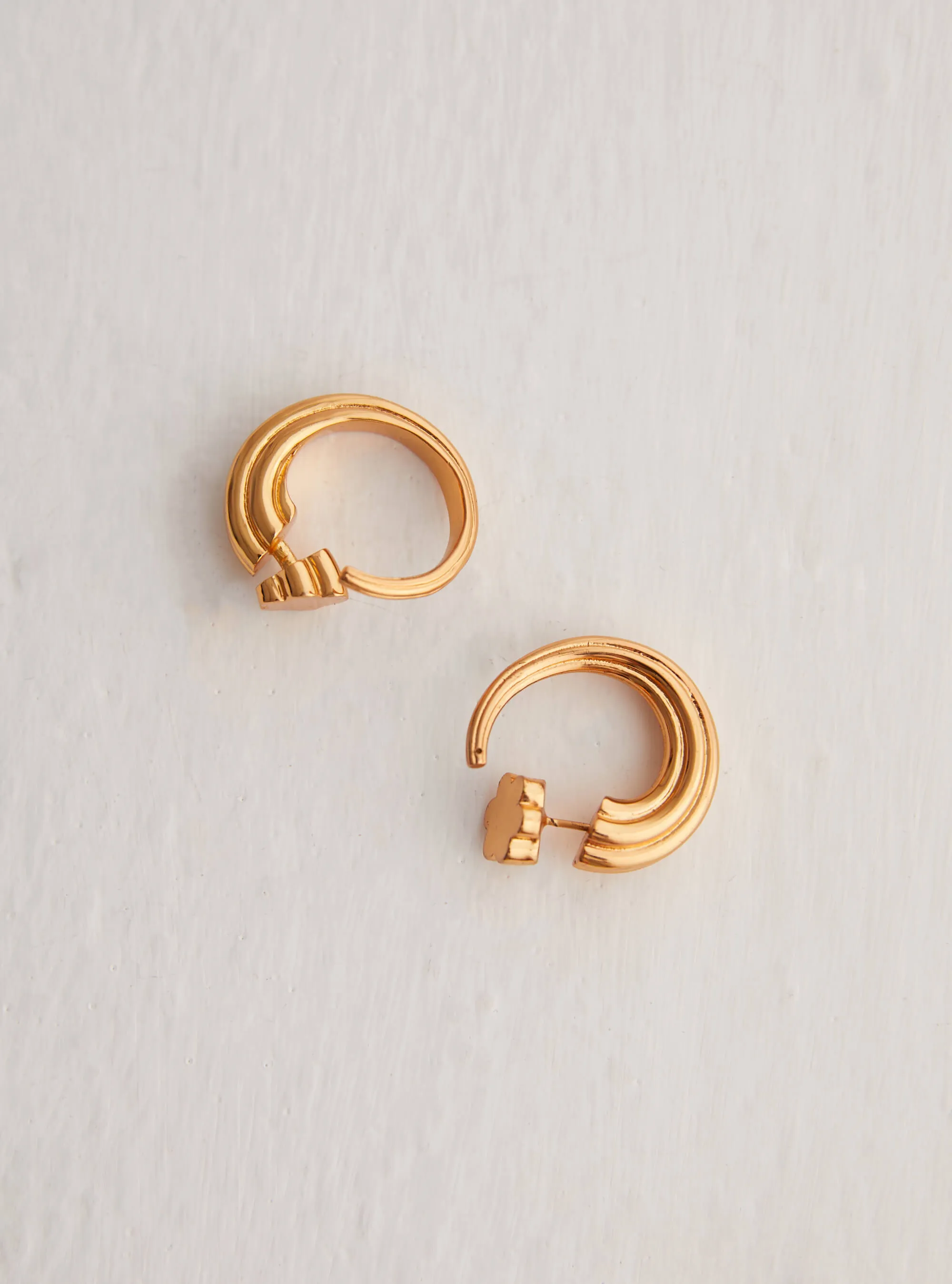 Outhouse   I   Oh Poppi Washington Street Tuscon Hoop Earrings Brass, Gold Accessories OHAW21SE041